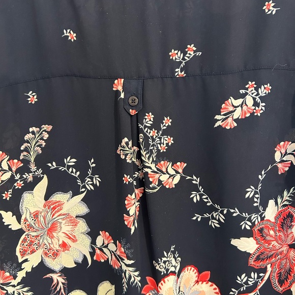 New York & Co navy blue background Floral pattern cap sleeve blouse. Like New. - Picture 3 of 6